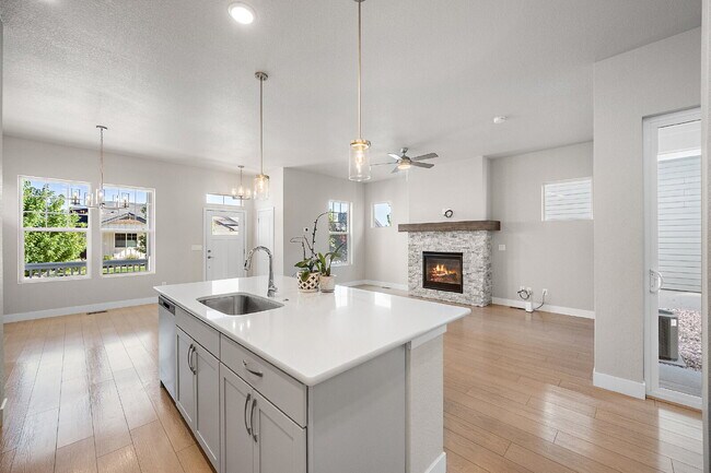 Building Photo - Modern 4 Bedroom, 2 Bathroom Westside Home with Balcony Views of Garden of the Gods!