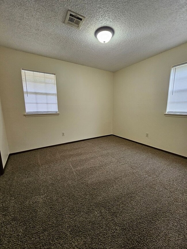 Building Photo - (4) Bed/(2) Bath New Flooring and Fresh Pa...