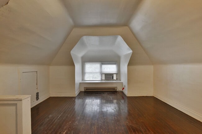 Building Photo - 2403 Summit St