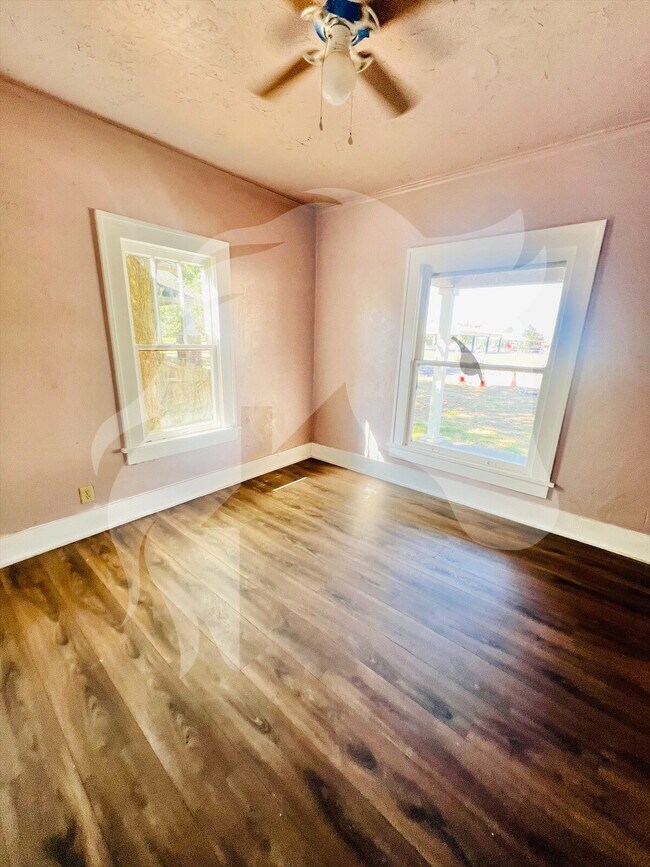 Building Photo - 211 S 7th St