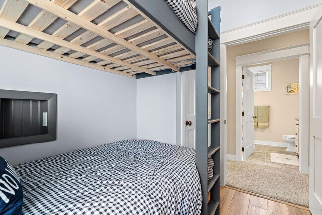 Building Photo - 807 Lake St