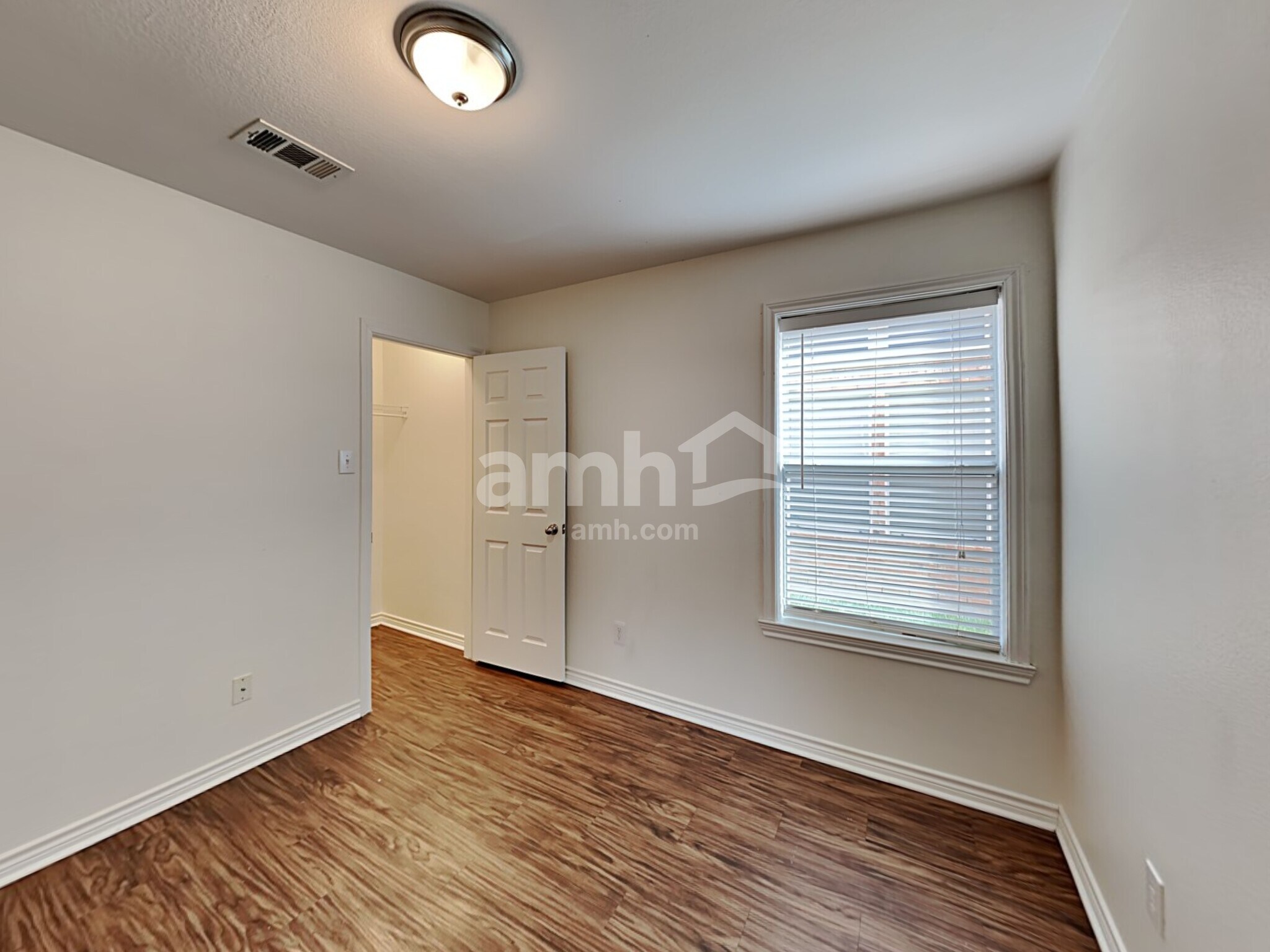 Building Photo - 9024 Eastwood Ave