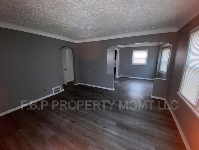 Building Photo - 9954 Evergreen Rd