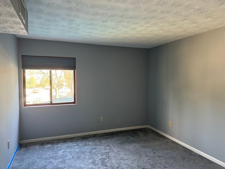 Building Photo - 10 Kellogg Rd