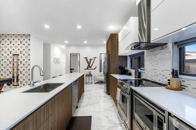 Building Photo - 826 SW 14th Ct