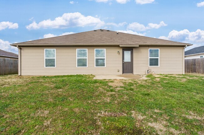 Building Photo - 848 NW Evans Cir