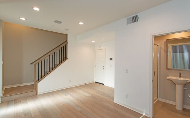 Building Photo - Beautiful contemporary design home in Bressi Ranch!