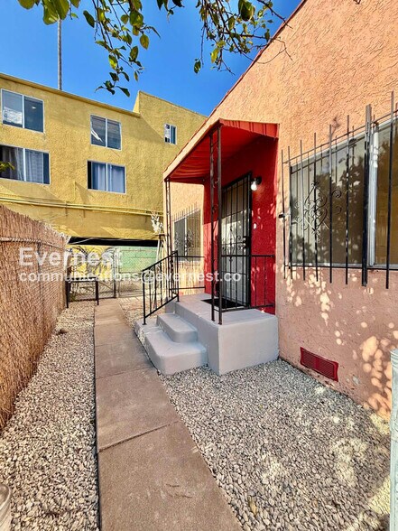 Building Photo - 428 1/2 North Kingsley Drive