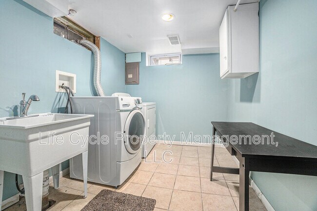 Building Photo - 1437 Lewison Ave NE