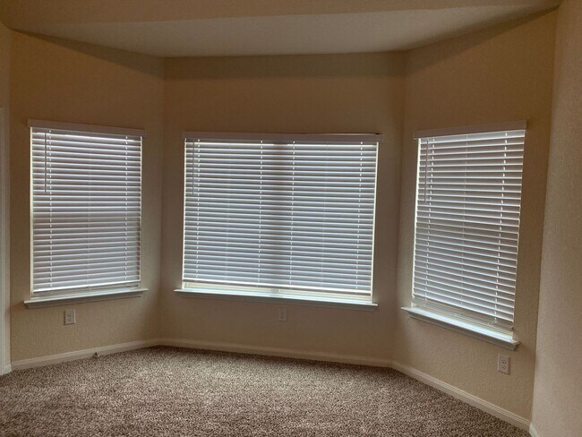 Building Photo - 4 Bedroom 3 Bathroom located in Remuda Ran...