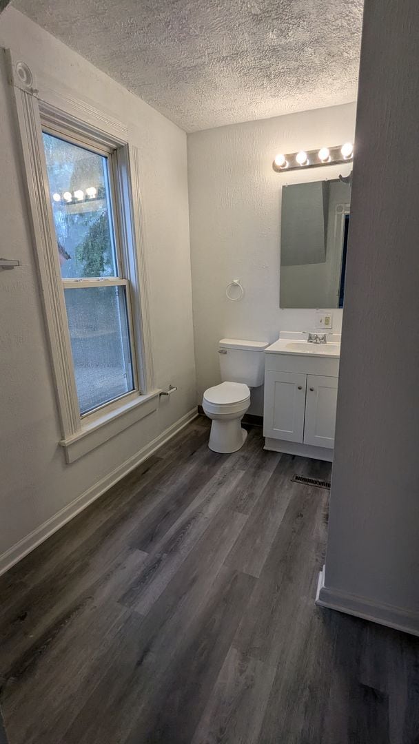 Building Photo - Charming 3-bedroom, 1.5-bathroom house loc...