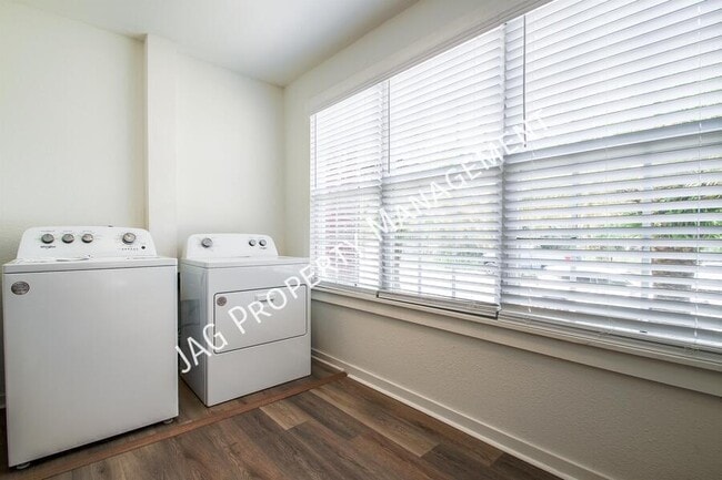 Building Photo - 2892 College St