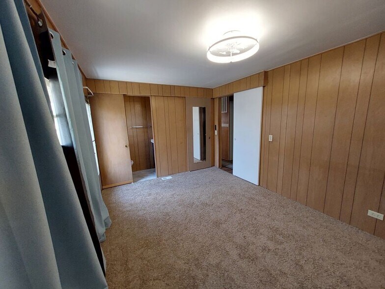 Building Photo - 810 51st Ave W