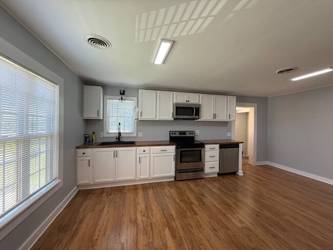Building Photo - 136 Kingsley Ave