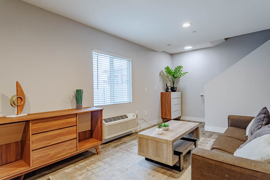 Building Photo - 1252 W 37th Dr