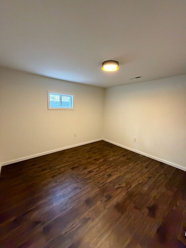 Building Photo - Beautifully Renovated 3/2 in Huge Lot