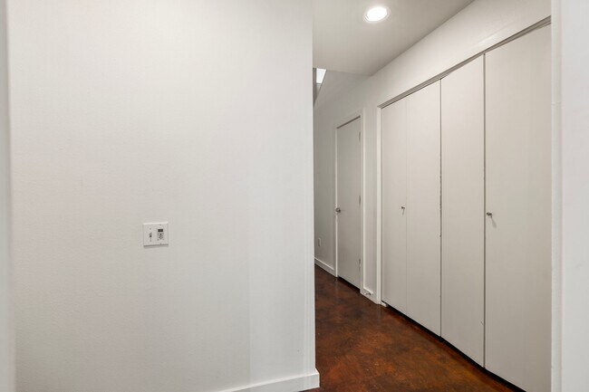 Building Photo - 349 Sydnor St