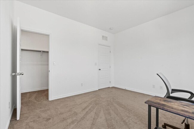 Building Photo - Spacious 5-bedroom home in gated community
