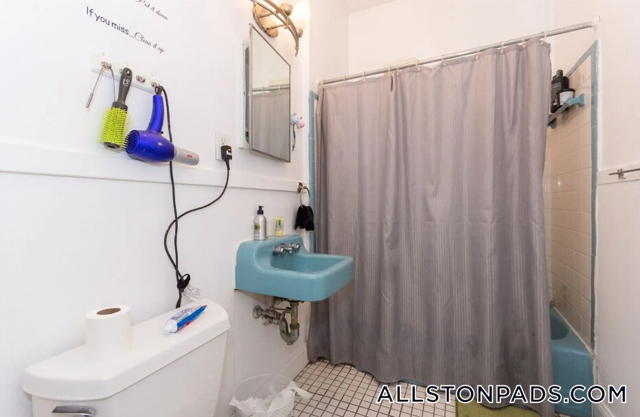 Building Photo - 16 Ashford St