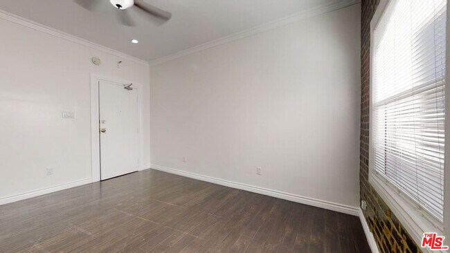Building Photo - 738 S New Hampshire Ave
