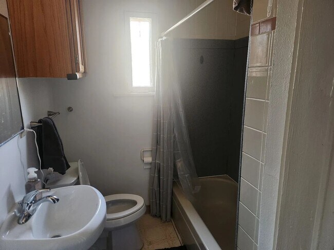 Building Photo - 3 Bedroom Home on the Hill - AVAILABLE NOW!