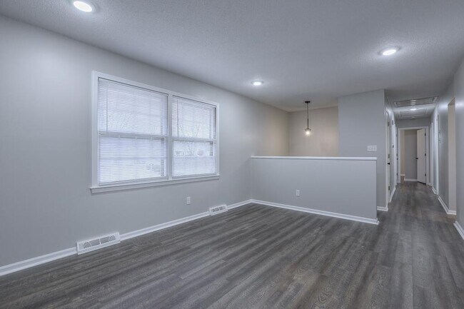 Building Photo - 6725 NW Hilldale Dr