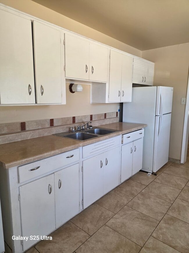 Building Photo - Clean THREE Bedroom Home