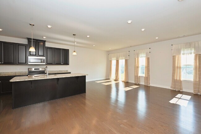 Building Photo - Rent to Own Option - Beautiful, like new 3BR/2.5BA townhouse in Goodlettsville