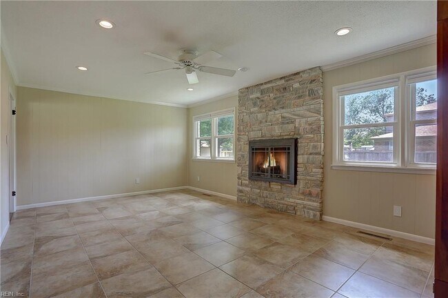Building Photo - 949 General Beauregard Dr