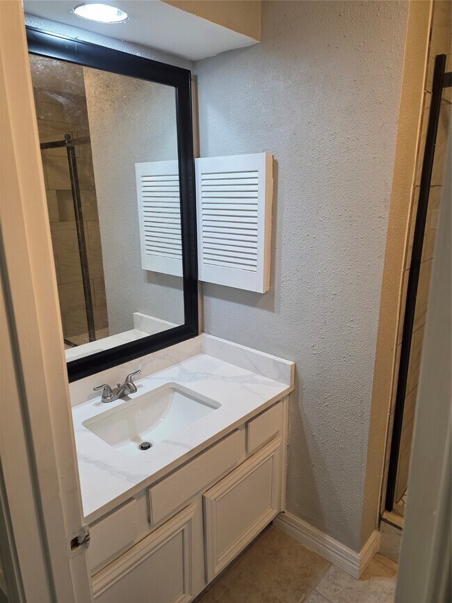 Building Photo - 3214 S Briar Knoll Dr