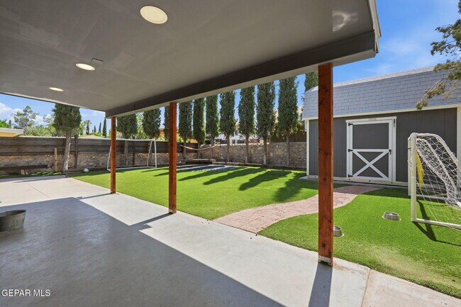 Building Photo - 2437 Fletcher Pl