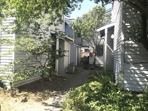 Building Photo - Spacious 2 Bedroom Condo - Located Near Seattle University