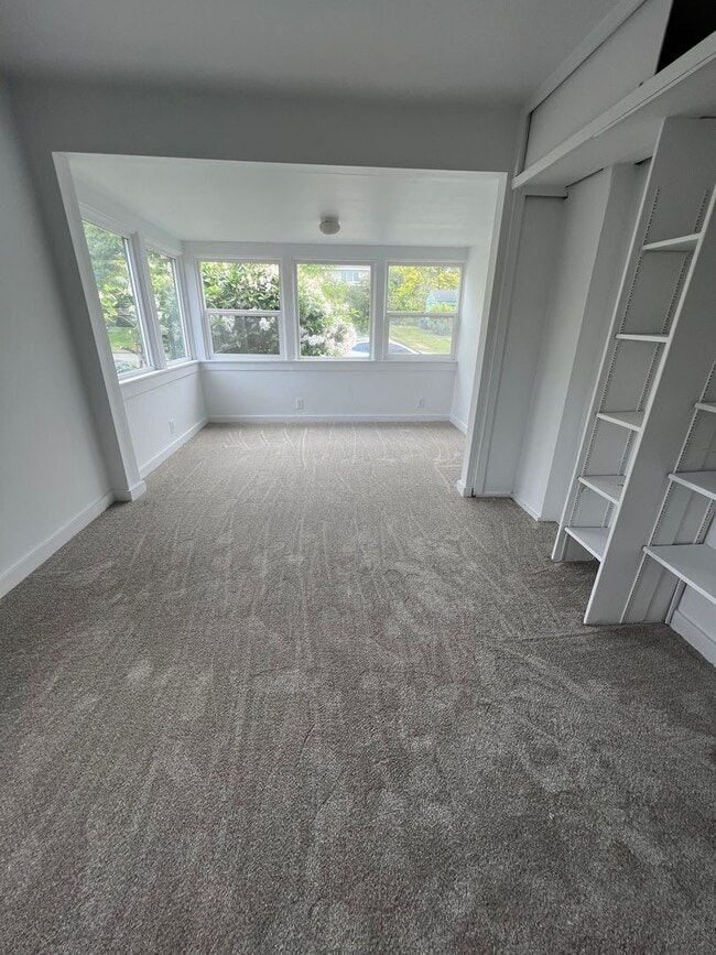 Building Photo - 3 Bedroom Greenwood Home!