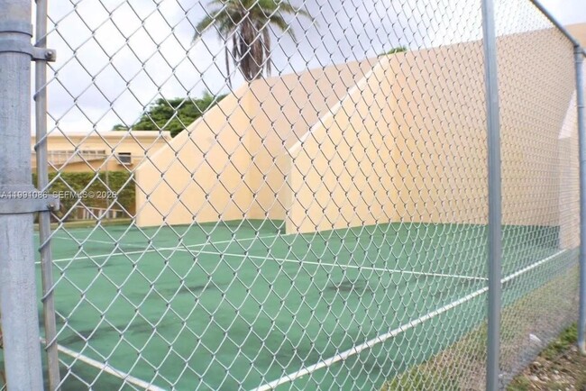 Building Photo - 9351 Fontainebleau Blvd