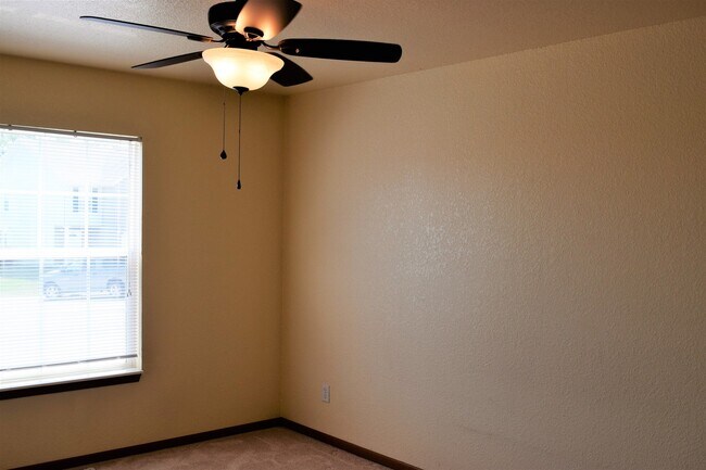 Building Photo - Spacious & Convenient Living in Shady Oaks!