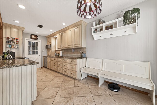 Building Photo - 805 Camelot Ln