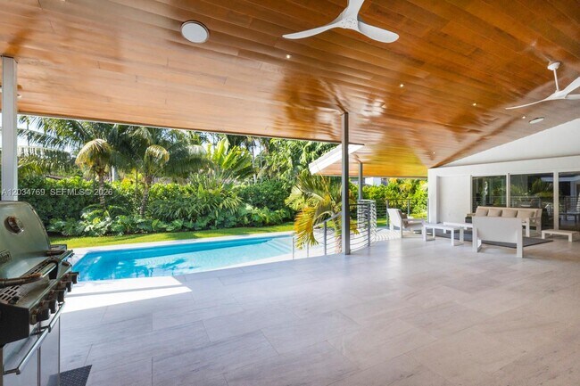 Building Photo - 5780 Las Palmas Dr