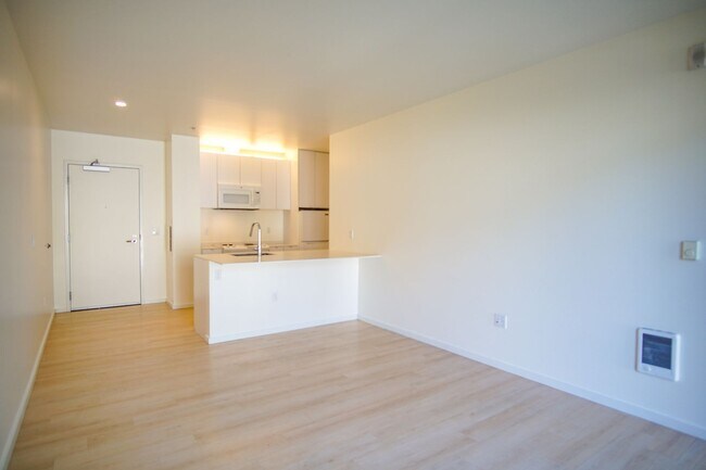 Building Photo - Modern 3rd Floor Urban 1Bdr with D/W & Washer/Dryer!
