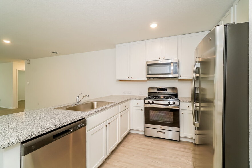 Building Photo - 2415 Lake Hls