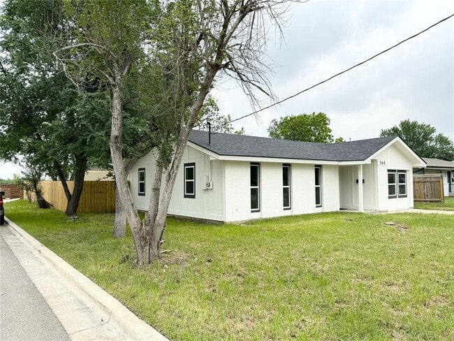 Building Photo - 560 E 19th St
