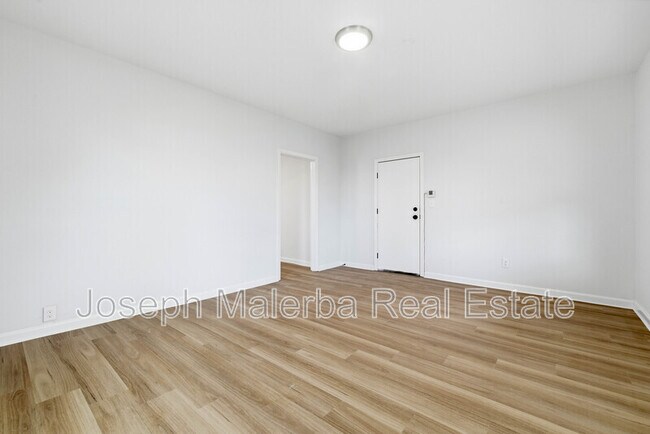 Building Photo - 848 Bank St