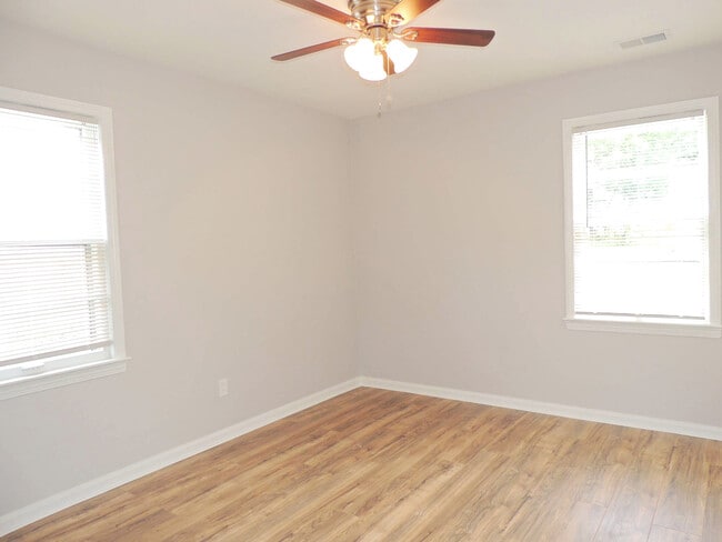 Building Photo - Breathtaking 3 bedroom, 1 bath Mayfield He...