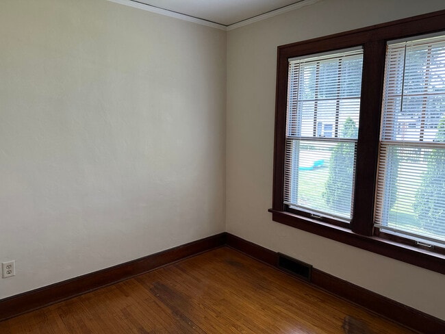 Building Photo - 206 Oak St