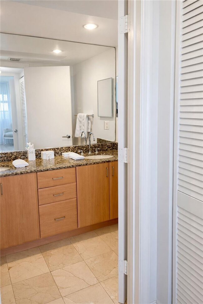 Building Photo - 6917 Collins Ave