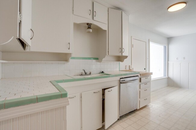 Building Photo - Fresh on the Market-  2 Bed, 1 Bath home i...