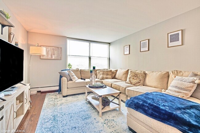 Primary Photo - 3033 N Sheridan Rd