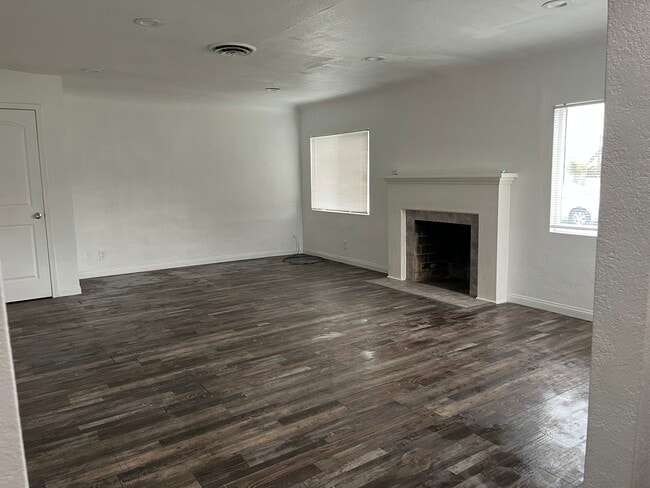 Building Photo - 331 10th St