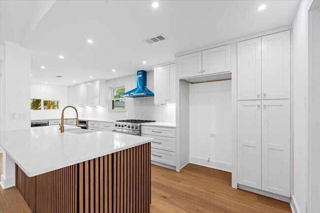 Building Photo - 10730 Wickersham Ln