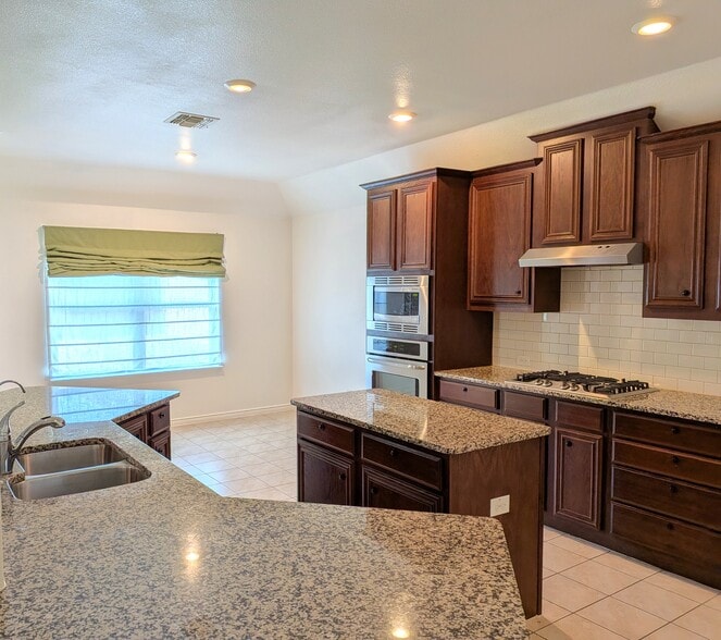 Building Photo - 4706 Lakeway Dr