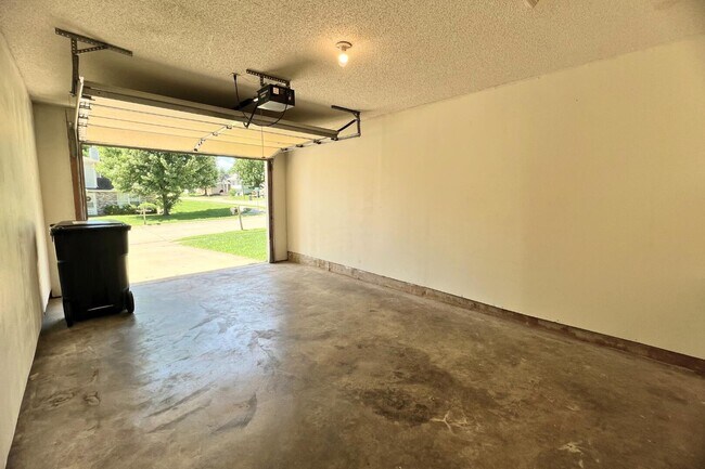 Building Photo - 2509 Hollyhock Dr